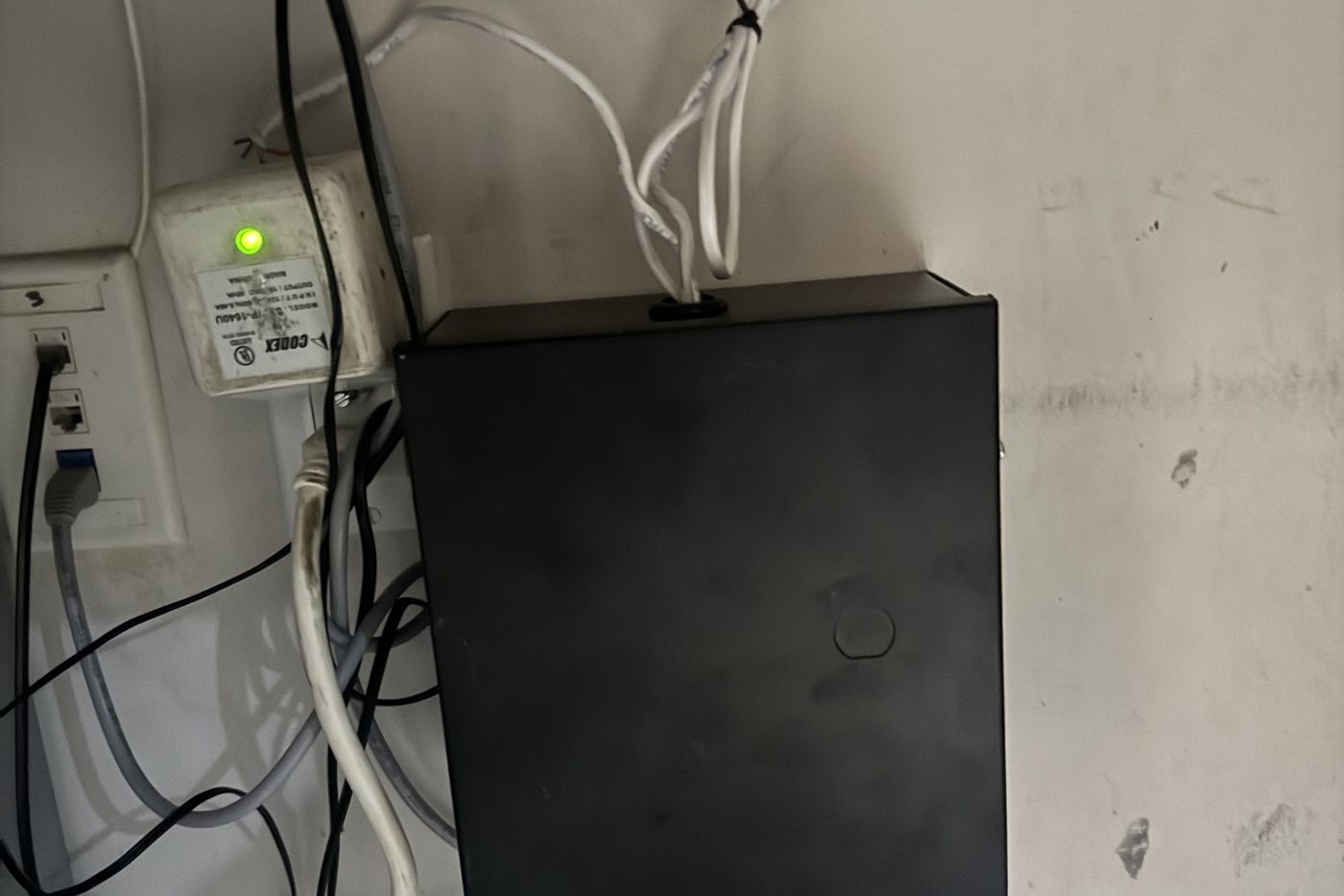 Access control panel with its power supply and network cabling